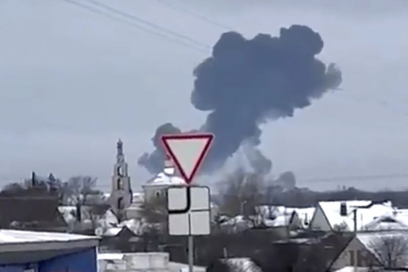 Na tym zdjęciu zrobionym z zatwierdzonego wideo UGC dym unosi się nad miejscem katastrofy samolotu bojowego w dzielnicy mieszkalnej w pobliżu Jabłonowa w obwodzie biełgorodskim w środę