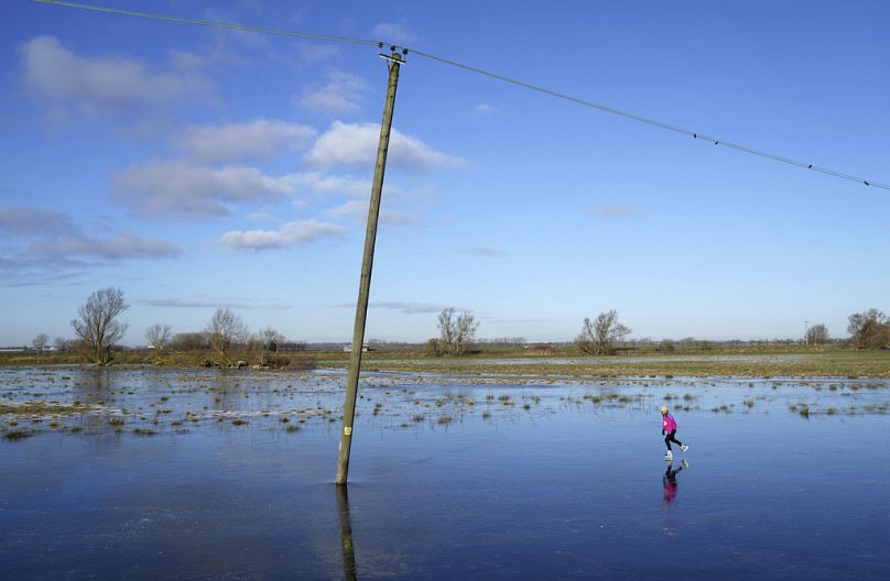 W czwartek mężczyzna jeździł na łyżwach po zamarzniętym, zalanym polu w Upware w hrabstwie Cambridgeshire w Anglii