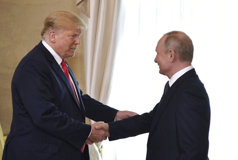 Były prezydent USA Donald Trump i prezydent Rosji Władimir Putin, prawda, witają się w Pałacu Prezydenckim w Helsinkach w Finlandii w 2018 r.