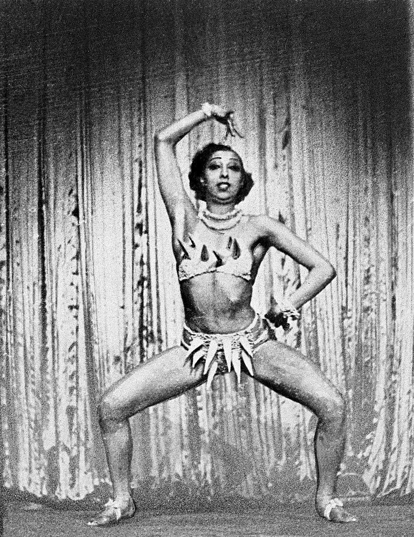 Josephine Baker przyjmuje pozę podczas występu Ziegfeld Follies 