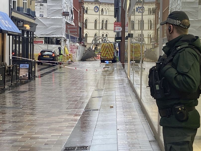 Służby ratunkowe na miejscu zerwania rusztowania w centrum Belfastu w Irlandii Północnej podczas burzy Isha.