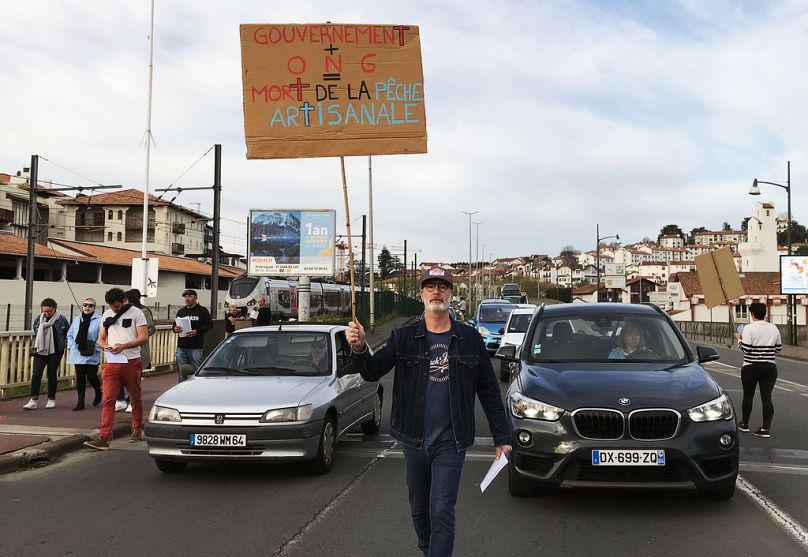 Rybacy protestują z plakatami 