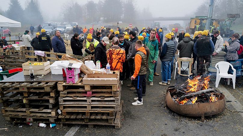 Rolnicy blokują autostradę w pobliżu Agen w południowo-zachodniej Francji, 27 stycznia 2024 r.