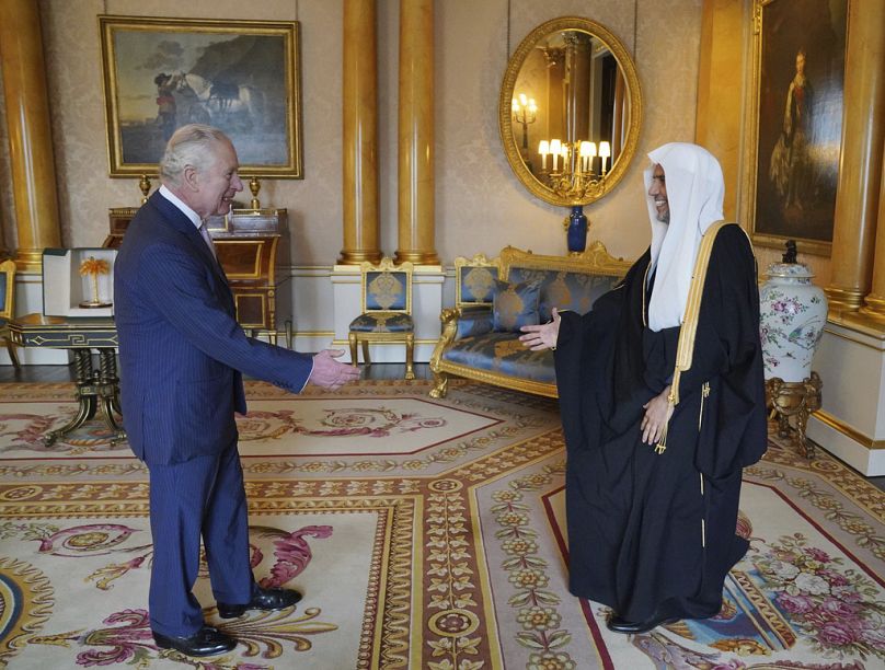 Król Wielkiej Brytanii Karol III przyjmuje doktora Mohammeda Al-Issę, Sekretarza Generalnego Światowej Ligi Muzułmańskiej, podczas audiencji w Pałacu Buckingham, marzec 2023 r.