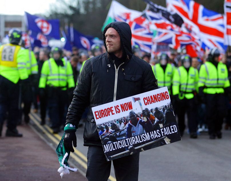 Prawicowi protestujący maszerują do portu w Dover podczas starć z antyfaszystowskimi demonstrantami, styczeń 2016 r.