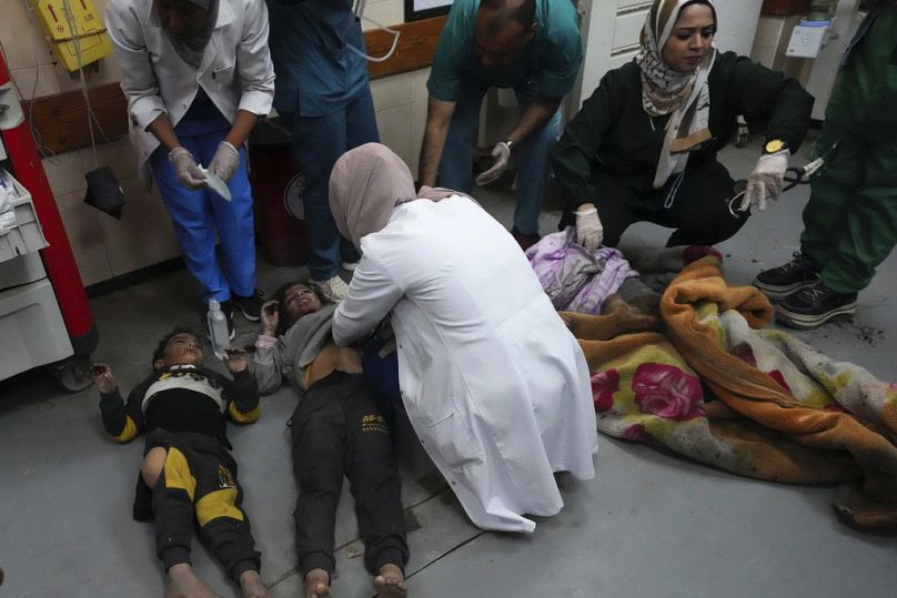 Palestyńczycy ranni w izraelskiej ofensywie powietrznej i lądowej w Strefie Gazy zostali przewiezieni do szpitala w Deir al Balah w piątek, 26 stycznia 2024 r.