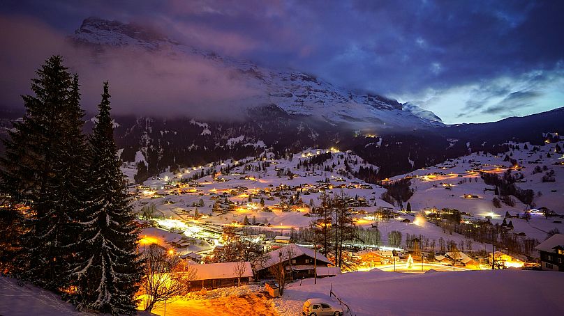 Nocny widok na Grindelwald w Szwajcarii z górą Eiger w tle.