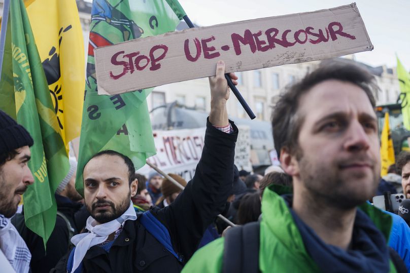 Ludzie zbierają się przed Parlamentem Europejskim podczas protestu rolników podczas spotkania europejskich przywódców na szczycie UE w Brukseli, luty 2024 r.