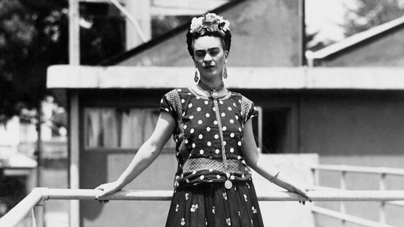 Frida Kahlo, malarka i surrealistka, żona znanego meksykańskiego muralisty Diego Rivery, pozuje w swoim domu w Meksyku, 14 kwietnia 1939 r.
