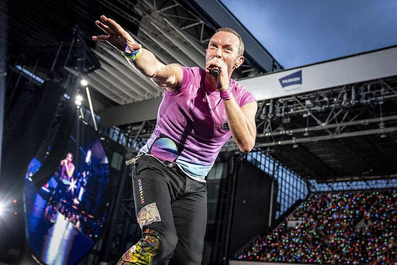 Piosenkarz Chris Martin z brytyjskiego zespołu Coldplay występuje na stadionie Parken w Kopenhadze, Dania, lipiec 2023 r.