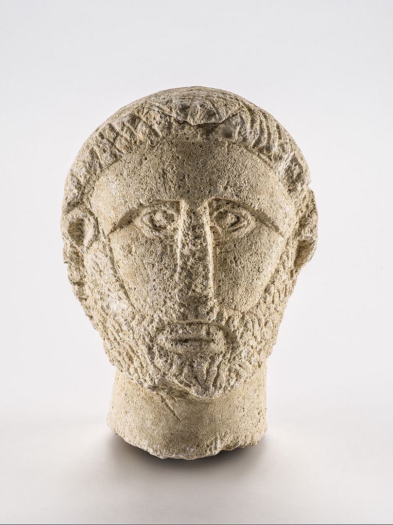 Uważa się, że ta wapienna głowa z czasów galijsko-rzymskich jest ex-voto, czyli wotum złożonym bogini Sekwany Sequanie.