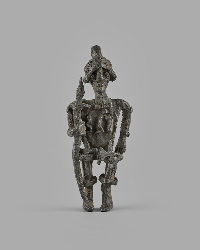 Ta niewielka figurka była częścią kolekcji ołowianych artefaktów odkrytych w Sekwanie.  W swoich prywatnych kolekcjach mieli je artyści Alberto Giacometti i André Breton.