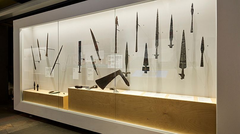 Na wystawie prezentowana jest broń z epoki brązu i średniowiecza 