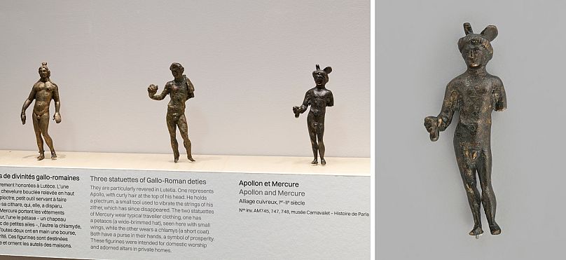 Na wystawie prezentowane są figurki bóstw Apolla i Merkurego 