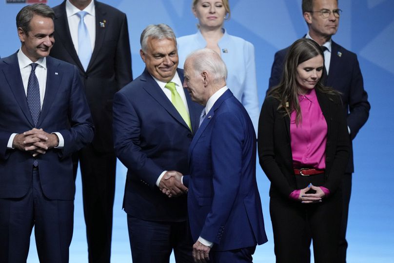 Premier Węgier Viktor Orban ściska dłoń prezydentowi USA Joe Bidenowi przed zdjęciem grupowym na szczycie NATO w Wilnie, styczeń 2023 r.