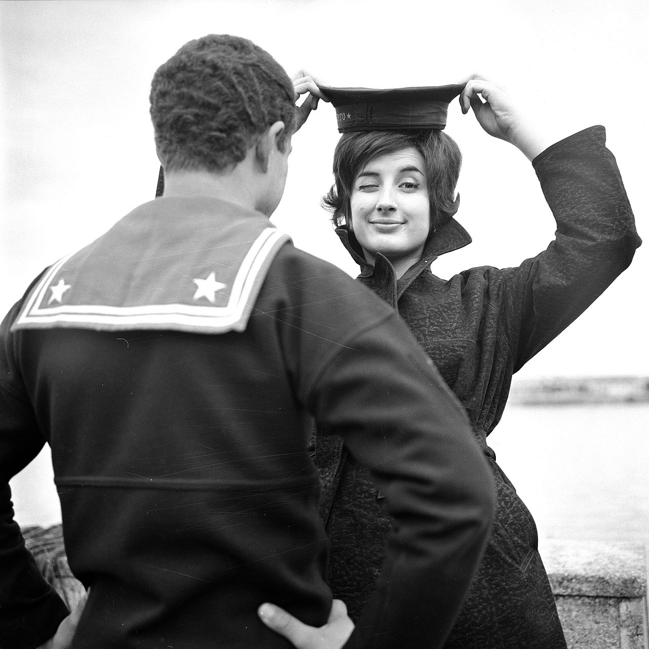 Mina w marynarskiej czapce w porcie Sanremo podczas 10. Festiwalu, 1960.