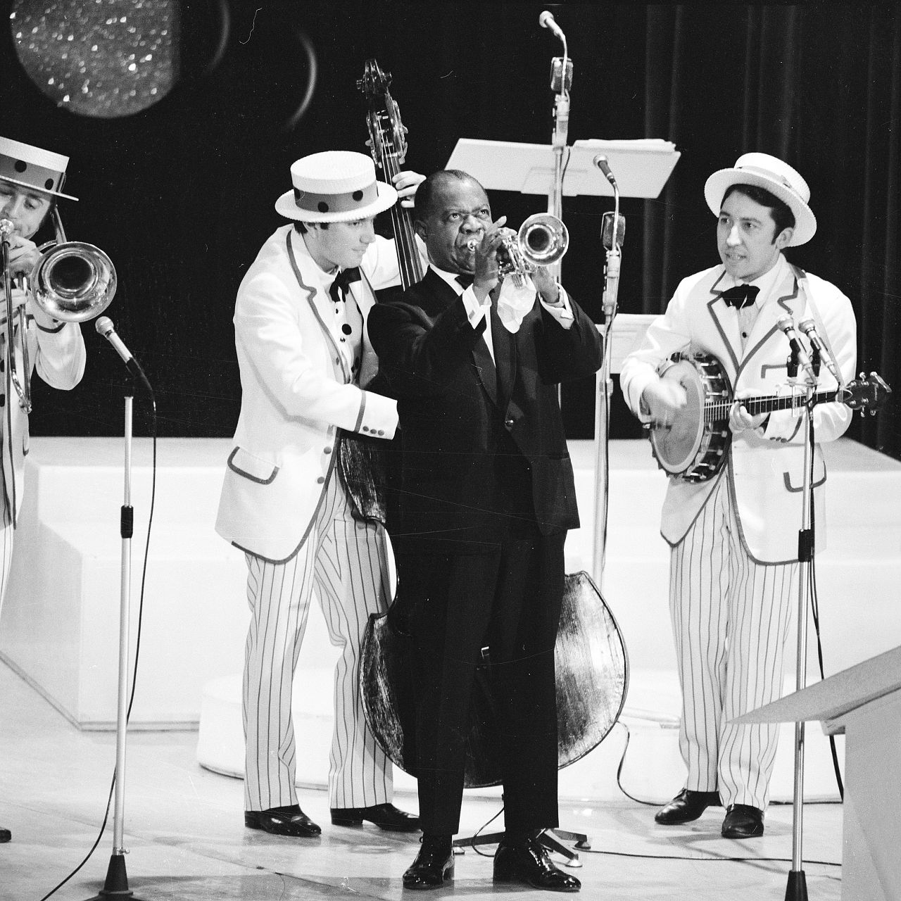 Louis Armstrong na scenie 18. Festiwalu w Sanremo, w którym brał udział z piosenką „Mi va di cantare” w duecie z Larą Saint Paul, 1968.