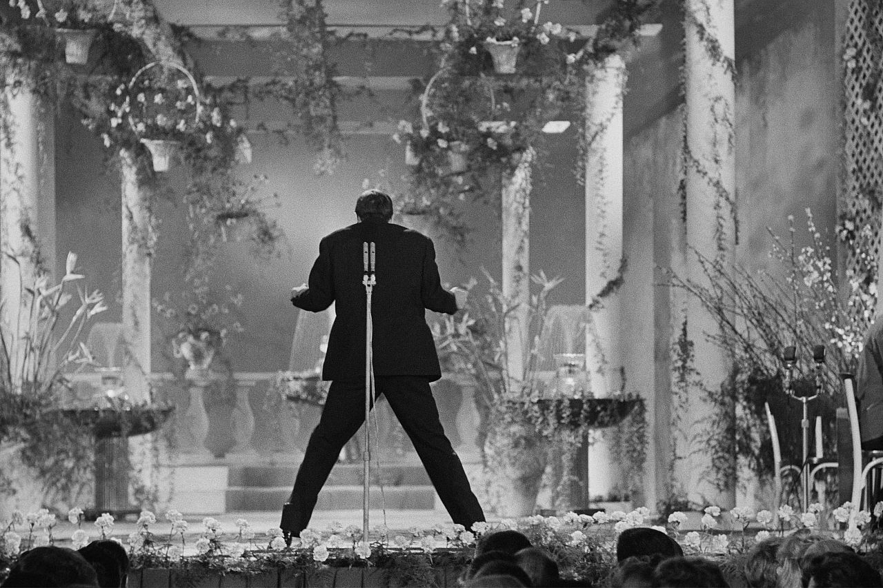Adriano Celentano wywołał skandal odwracając się od publiczności podczas swojego występu na 11. Festiwalu w Sanremo, podczas którego zaśpiewał „24000 baci”, 1961.