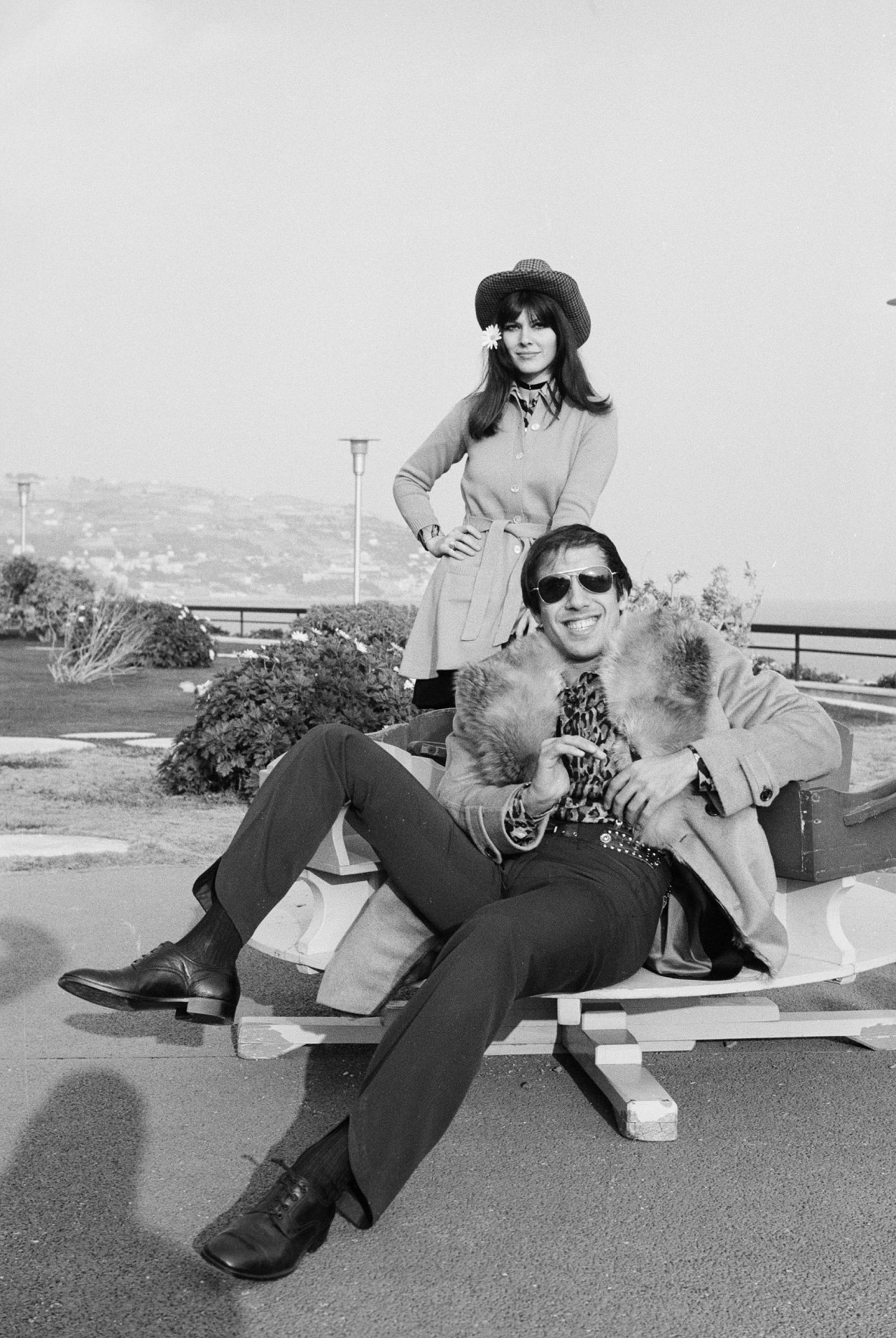 Claudia Mori i Adriano Celentano pozują na wybrzeżu Sanremo ostatniego dnia 20. Festiwalu, 1970.