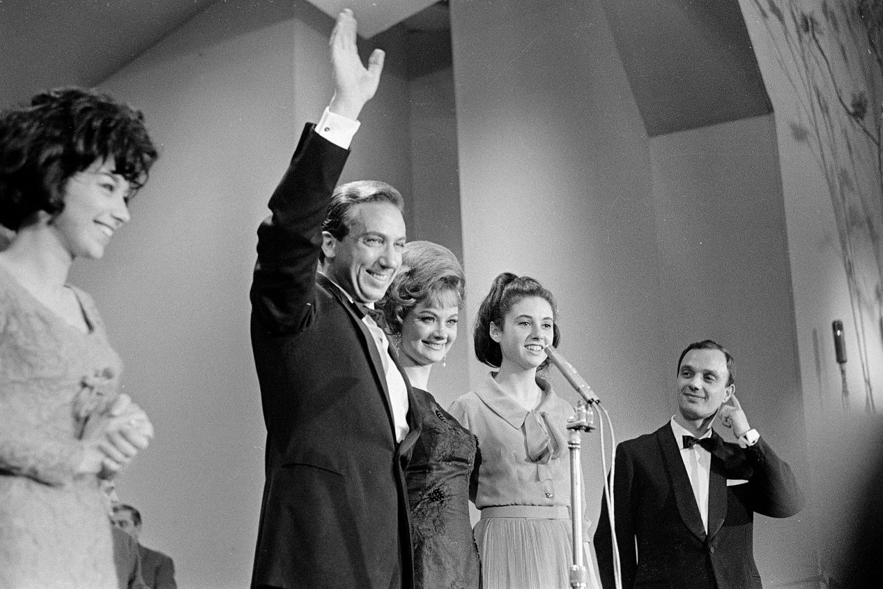 Mike Bongiorno i Giuliana Lojodice, gospodarze 14. Festiwalu w Sanremo, ze zwycięzcami Gigliolą Cinquetti i Patricią Carli (po lewej) i ich piosenką „Non ho l'età”, 1964.