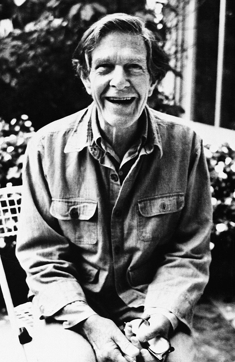 Amerykański kompozytor John Cage w wieku 70 lat w Paryżu po otrzymaniu najwyższej francuskiej nagrody kulturalnej – Commander of Arts and Letters w 1982 roku.