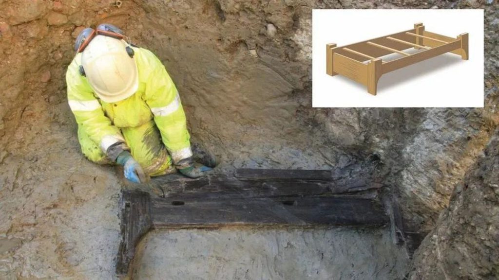 An excavation in central London has revealed what experts think is a Roman flatpack bed for use in the afterlife.