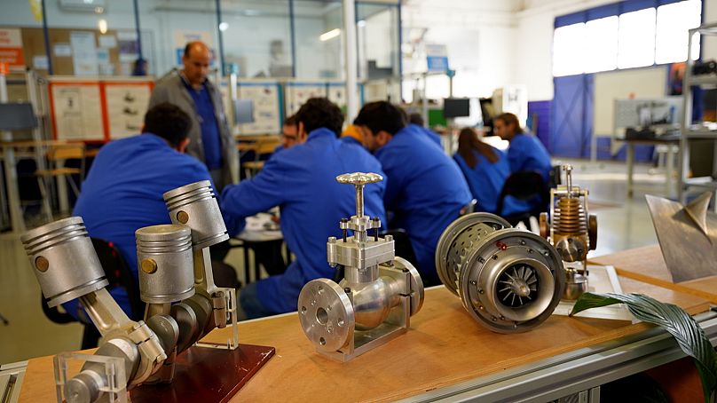 Szkolenie osób w Centrum Szkolenia Zawodowego Przemysłu Metalurgicznego i Metalurgicznego (CENFIM) w Portugalii.