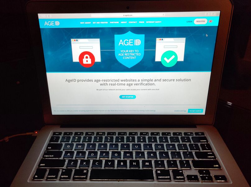 ekran laptopa wyświetlający stronę internetową AgeID, systemu weryfikacji wieku dla planowanego przez brytyjski rząd internetowego „blokowania porno”.