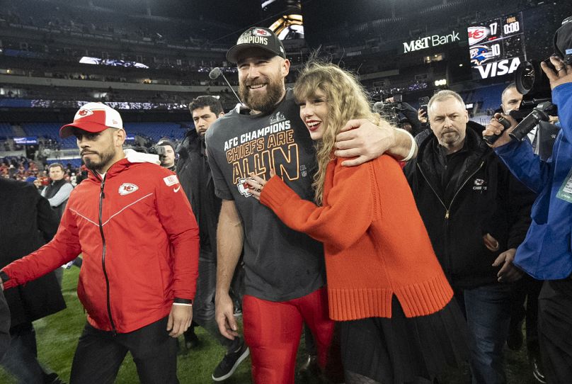 Gracz Kansas City Chiefs Travis Kelce i Taylor Swift idą razem po meczu piłkarskim AFC Championship NFL pomiędzy Chiefs a Baltimore Ravens w zeszłym miesiącu