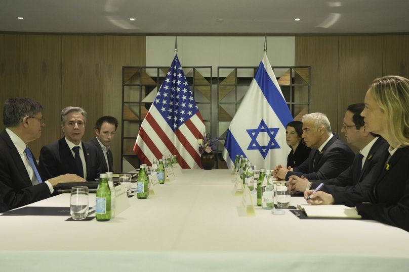 Sekretarz stanu USA Antony Blinken (drugi od lewej) spotyka się z przywódcą izraelskiej opozycji Yairem Lapidem, trzecim od prawej, w Tel Awiwie, Izrael, czwartek, 8 lutego 2024 r.