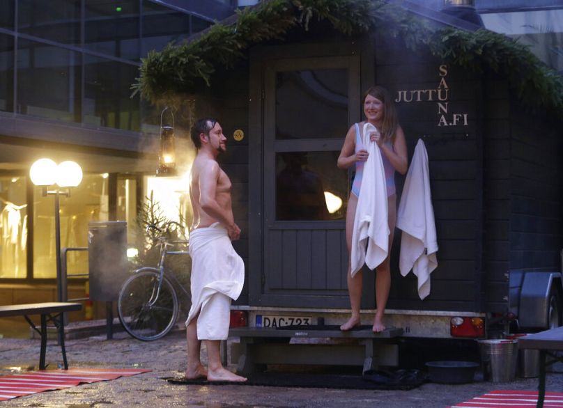 Odważysz się odsłonić?  Ludzie wychodzą na zimne powietrze na świeżym powietrzu z sauny w historycznym centrum Helsinek w Finlandii