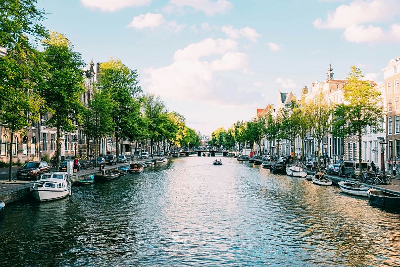 Wybierz się na romantyczny samotny spacer wzdłuż kultowych kanałów Amsterdamu