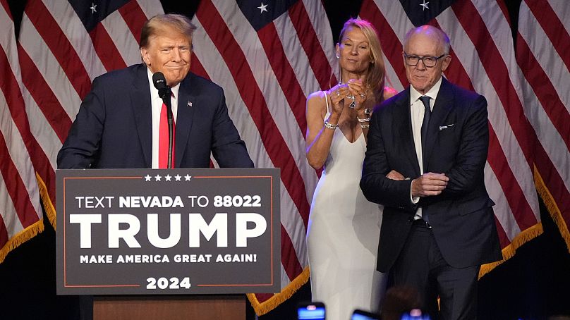 Były prezydent Donald Trump przemawia podczas nocnego wiecu klubowego w Las Vegas, 8 lutego
