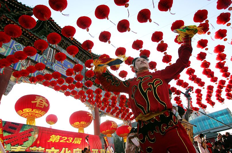 Tancerka występuje podczas ceremonii otwarcia corocznych targów w Świątyni Ziemi w Pekinie