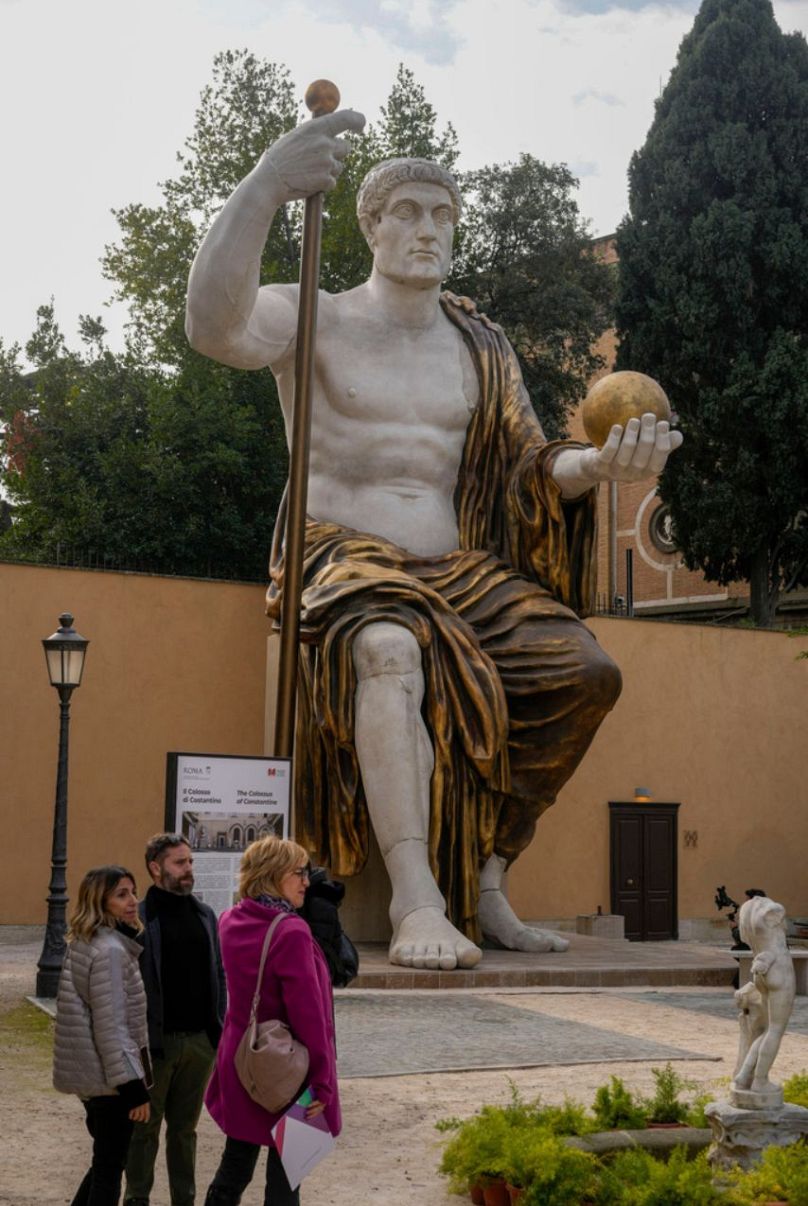 Masywna, 13-metrowa (jardowa) replika posągu rzymskiego cesarza Konstantyna odsłonięta w Rzymie, wtorek, 6 lutego 2024 r.