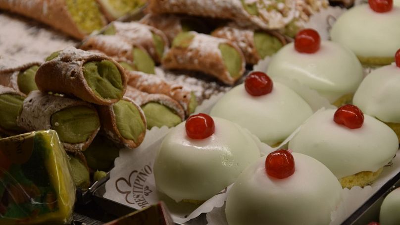 Po prawej „Minne di Sant'Agata (pierś św. Agaty)” – tradycyjne ciasto, które ma przypominać piersi św. Agaty.