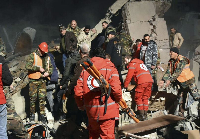 Syryjskie siły bezpieczeństwa i pracownicy obrony cywilnej szukają ofiar pod gruzami budynku zniszczonego przez izraelskie naloty w Homs w Syrii późnym wtorkiem.