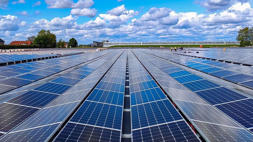 Miedź jest wykorzystywana w technologiach energii odnawialnej, takich jak panele słoneczne, co według prognoz spowoduje wzrost cen tego metalu.
