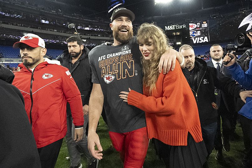 Travis Kelce i Taylor Swift idą razem po meczu piłkarskim AFC Championship NFL pomiędzy Kansas City Chiefs a Baltimore Ravens, niedziela, 28 stycznia 2024 r.