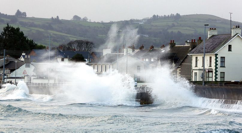 Silny wiatr i morze uderzają w drogę nadbrzeżną Antrim w Co Antrim w Irlandii Północnej, grudzień 2013 r