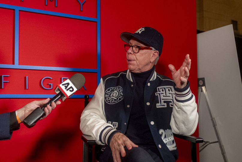 Projektant Tommy Hilfiger udziela wywiadu reporterowi Associated Press, Johnowi Carucciemu, przed pokazem Hilfigera Fashion Week w piątek, 9 lutego 2024 r. w Nowym Jorku.