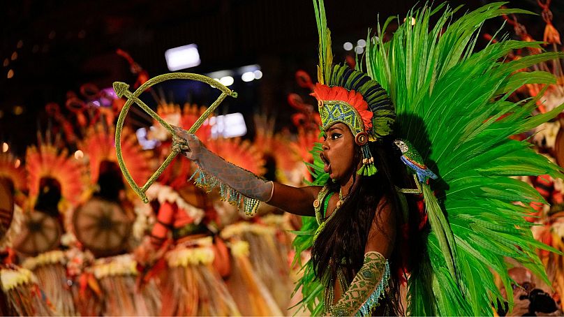 Wykonawca parady szkoły samby Salgueiro podczas obchodów karnawału na Sambadrome w Rio de Janeiro, Brazylia, 12 lutego 2024 r.