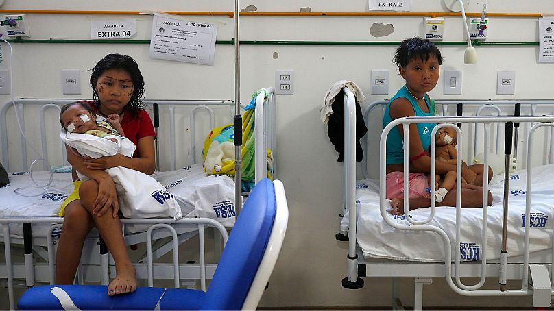 Kobiety Yanomami trzymają swoje dzieci w trakcie leczenia w szpitalu dziecięcym Santo Antonio w Boa Vista, stan Roraima, Brazylia, 26 stycznia 2023 r.