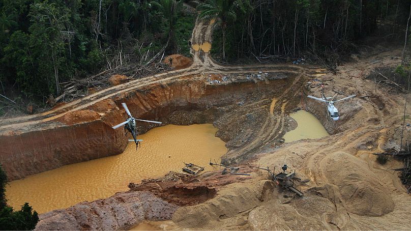 Helikopter Brazylijskiej Agencji Ochrony Środowiska przelatuje nad nielegalnym obozem górniczym na terytorium rdzennej ludności Yanomami, stan Roraima, Brazylia, 11 lutego 2023 r.