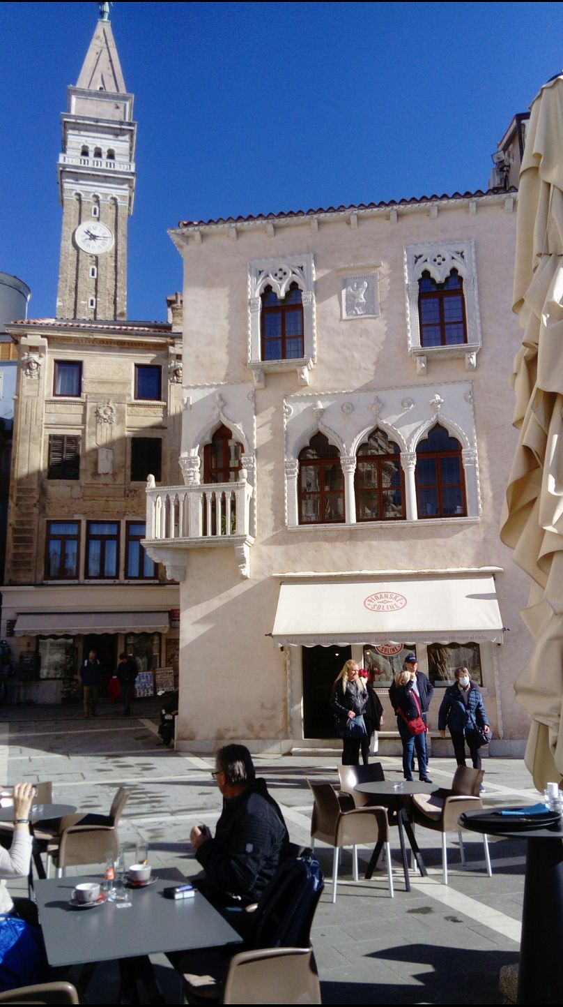Widok na budynki przypominające Wenecję w Koper w Słowenii