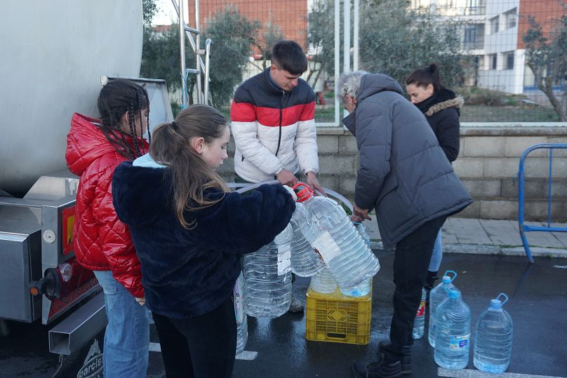 Mieszkańcy Pozoblanco tankują czystą wodę pitną z cysterny.
