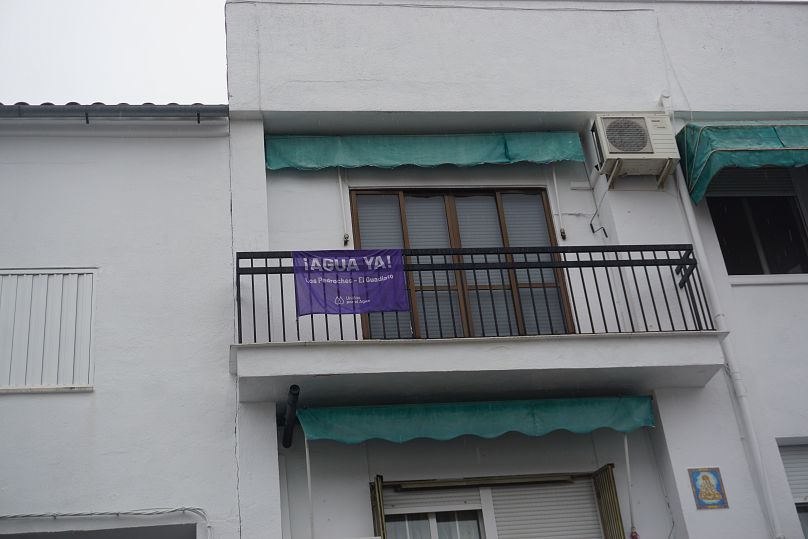 Baner „Agua ya”, co oznacza „już woda”, wisi na balkonie w Pozoblanco.