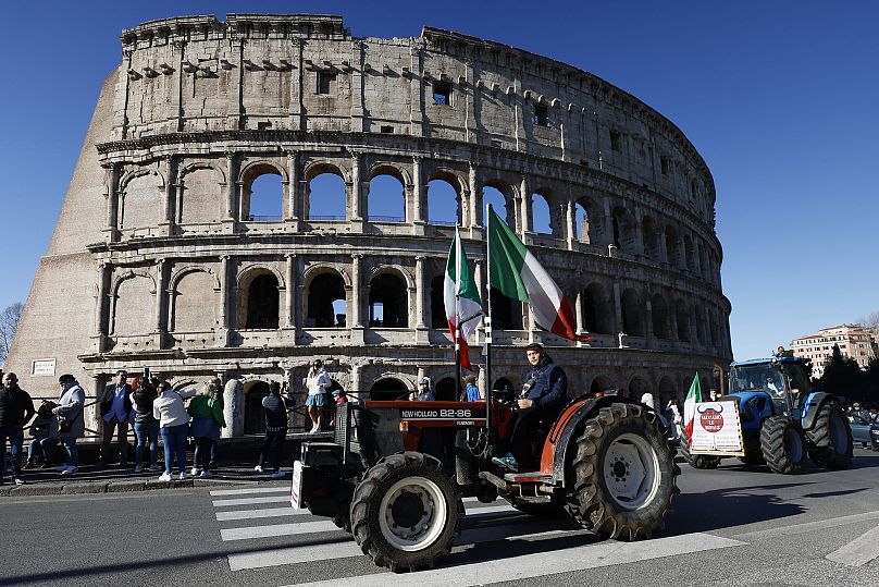 Traktory przejeżdżają przed Koloseum, podczas gdy w Rzymie we Włoszech trwają protesty rolników.