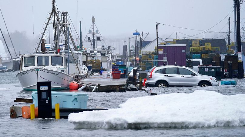 Samochód stoi na zalanym parkingu przy Widgery Wharf, 10 stycznia 2024 r., w Portland w stanie Maine.