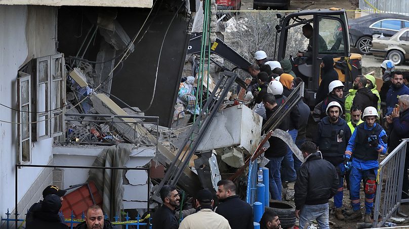 Pracownicy obrony cywilnej i ratownicy usuwają gruz z budynku, który został zaatakowany w środę wieczorem przez izraelski nalot w mieście Nabatiyeh w południowym Libanie, czwartek, 15 lutego,